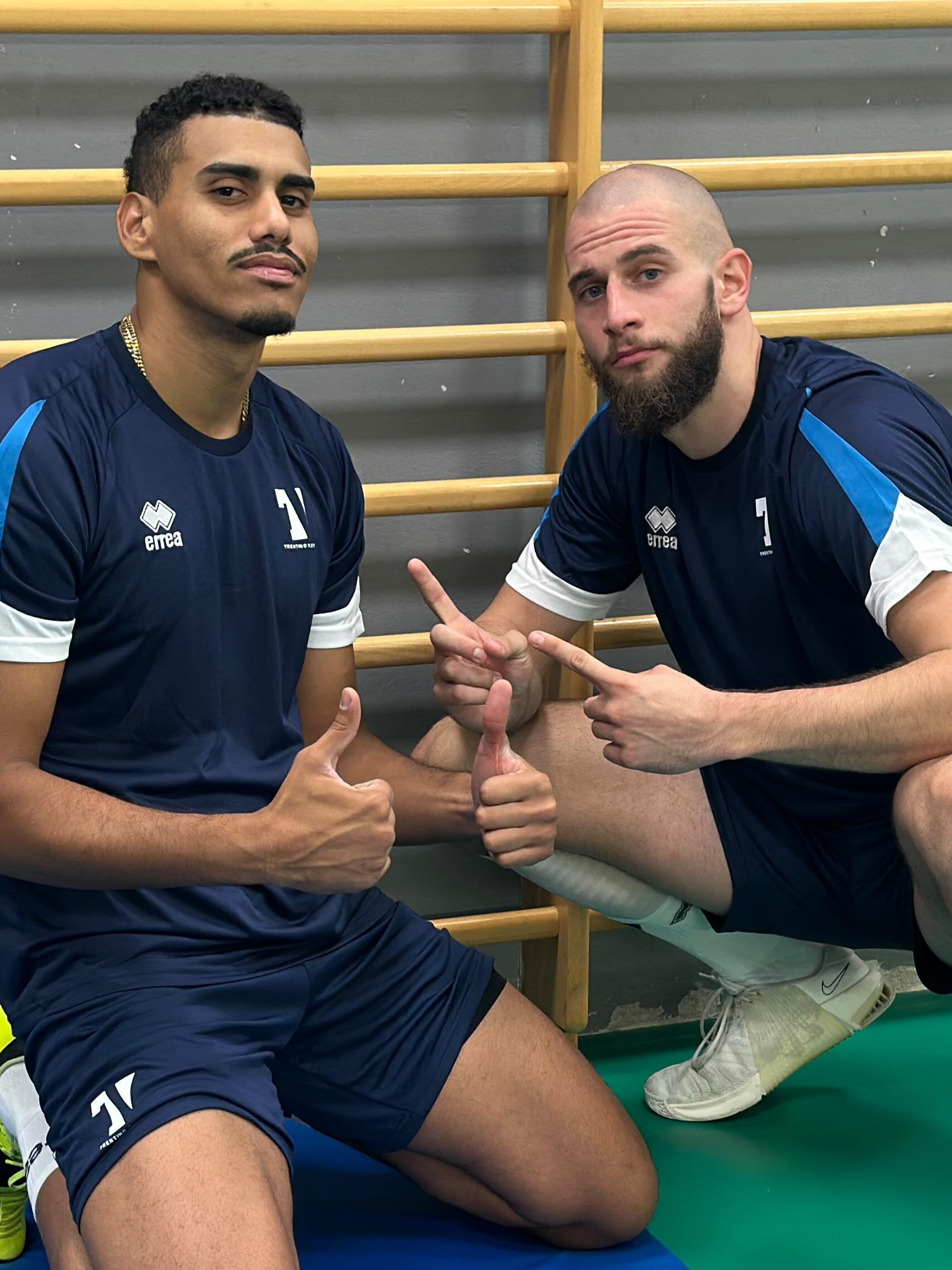 包含达拉斯独行侠主帅复盘备战法国杯洛杉矶湖人伤情更新备战欧超杯，这一次真的瓦伦西亚集结日复出首秀的词条