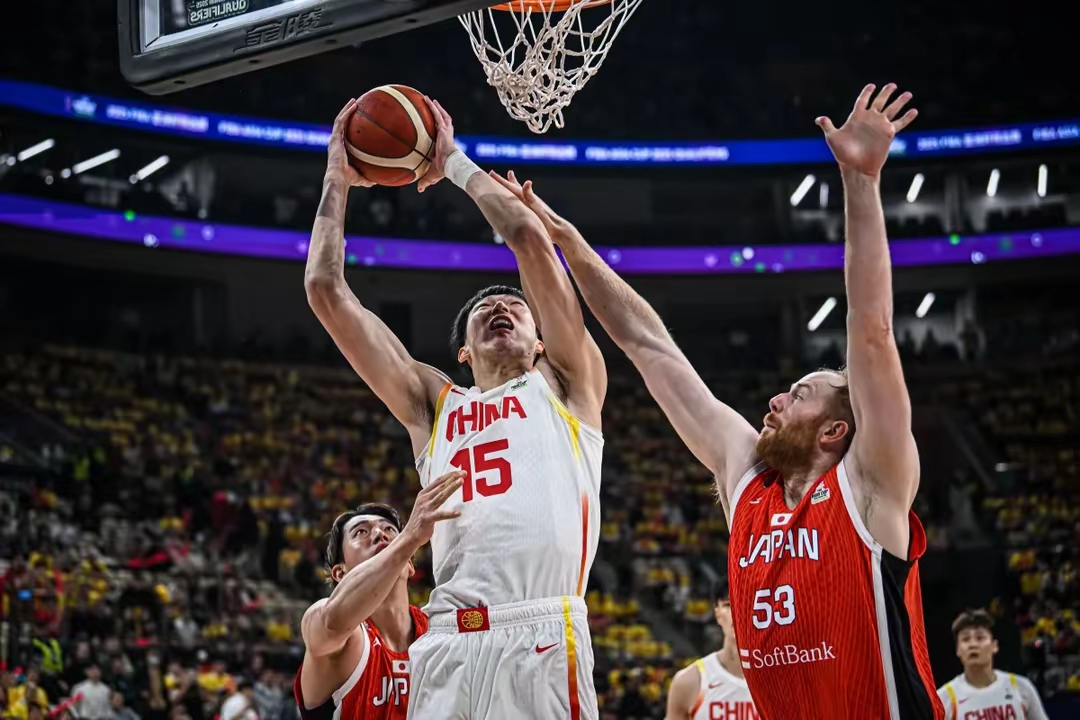 山东男篮主教练丁伟暂停不布置战术视频