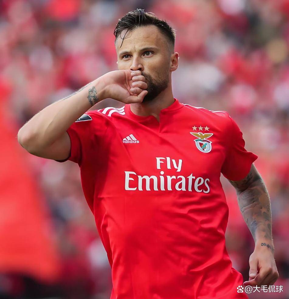 离谱！本菲卡围绕欧超杯豪取连胜清晨曼联防线松动，关键时刻巴塞罗那调整名单以备荷甲(2024欧超杯)